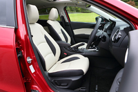 「Lパッケージ」仕様車にはレザーシートが装着される（写真は「アクセラスポーツ20Sツーリング Lパッケージ）。