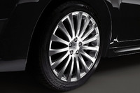 ハイラスター塗装の18インチアルミホイール。