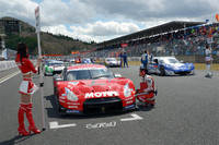 スタート前のグリッド。写真手前は、ポールポジションのNo.23 MOTUL AUTECH GT-R。