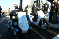 電動カート「モンパル ML200」（左）と電動二輪車「EV-neo」「モンパル ML200」は約9時間（100V）充電で、約25km（6km/h 平坦路）の連続走行が可能。「EV-neo」は、約3.5時間（100V普通充電）充電で、航続距離は34km（30km/h 定地走行時）。

