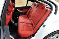 「Mスポーツ」向けのダコタレザーシートは、赤のほか黒とベージュから選択可能。