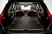 3列シート7人乗り仕様の場合、ラゲッジスペースは298～1950リッター（VDA方式）。
    