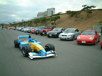 国産車、輸入車の各インポーター様に「代表するスポーツカー」「ライフスタイルカー」をそれぞれ１台づつ集めてもらう。総勢62台！　ほとんど年末のカー・オブ・ザ・イヤー試乗会状態やねん