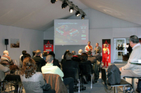 会見は、フランスのパリから南へ30kmの、リナ・モンレリー・サーキット特設テントにて行われた。