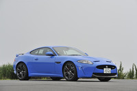 エアロパーツで“武装”した「XKR-S」。サスペンションが強化され、車高は「XKR」より10mm低められている。