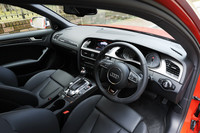 インテリアの様子。「S4」のロゴが入れられたステアリングホイールや、「カーボンアトラス」のデコラティブパネルなどが「A4」との違い。なお、ハンドル位置は左右どちらでも選ぶことができる。