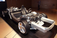 中央部に“モノセル”と呼ばれる一体成型のカーボンファイバーセルがあり、その前後にアルミのフレームが伸びる構造をとる。