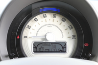 最後の最後まで開発が続けられたというスピードメーター。目盛りの数字が浮かんで見えるよう、工夫が凝らされている。
    