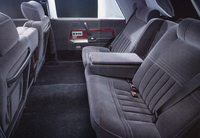 「センチュリーLタイプ」のリアシート。「プレジデント ソブリンVIP」と似たグレーのモケット張りだが、こちらも本革張りがオプション設定されていた。シートヒーターのほか、世界初となるバイブレーター内蔵のリフレッシング機能も備わっている。