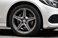 装着されるタイヤのサイズは前が225/45R18、後ろが245/40R18となる。