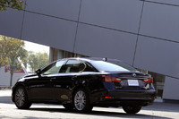 新開発の専用プラットフォームが用いられるものの、全長とホイールベースはこれまでと変わらず。ただし、フロントのオーバーハングが10mm詰められて、逆にリアのオーバーハングは10mm増した。現行型「GS」に比べて、全高はプラス30mm、全幅はプラス20mm。外寸はそれほど変わっていないのに、前40mm、後50mm拡大されたトレッドは、新型「GS」のキモか。