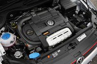 スーパーチャージャーとターボ、ふたつの過給機を併せ持つ1.4リッターの心臓。「ポロGTI」専用のチューニングが施され、179psと25.5kgmを発生する。組み合わされるトランスミッションは、変速パドル付きの7段DSGのみ。