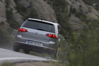 1.4リッター（140ps）＆6段DSGモデルの複合モード燃費は18.8km/リッター（CO2排出量:119g/km）で、オプションの7段DSGを組み合わせた場合は20.0km/リッターとなる。さらに新しいシリンダー休止システム（ACT）付きの場合は、21.3km/リッター（CO2排出量:109g/km）となる。