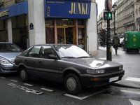 日系書店「ジュンク堂」前の「トヨタ・カローラ 5ドア（日本名：スプリンター シエロ」」（1987-91年）。車齢は最低19年である。