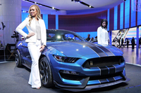 「フォード・マスタング」の高性能モデルである「シェルビーGT350R」。よりパワフルな「シェルビーGT500」のデビューも控えている。
    