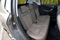 6：4分割可倒式のリアシート。
    