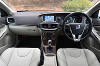 「エスプレッソ＆ブレンド」のカラーリングで仕立てられた、テスト車のインテリア。中央の「モダンウッドパネル」は2万1000円のオプション。
    