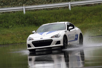 散水路でのウエット旋回トレーニングの様子。パイロンでできた円状のコースは途中で路面のミューが変わるトリッキーなものだったが、コースに慣れたインストラクターは、それをきっかけにきれいなドリフトを披露していた。