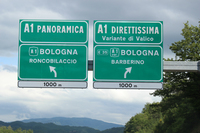 2度目に通って気づいた標識。右はバイパスを示す「ディレッティッシマ（直通）」、左は旧道を示す「パノラミカ（展望）」。外国人には、わかりにくいぞ。