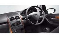 【写真上】A200【写真下】A200エレガンスのインテリア