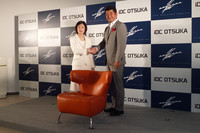 大塚家具の大塚久美子社長（左）と奥山氏。