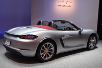 
	リアビュー。写真は「718ボクスター」のもの。リアコンビランプのデザインが変更されている。
	