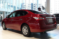 従来の「ブルーバード シルフィ」と比べると、全長は5mm、全幅は65mm拡大。一方で全高は15mm下げられている。リアビューでは、サイドからリアへ続くキャラクターラインと、15個のLEDをちりばめたコンビネーションランプが特徴。