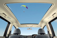 いまやホンダ車おなじみのスカイルーフは1125×770mm。電動サンシェードの格納スペースが3列目頭上となる関係で、5人乗り仕様車のみのオプションとなった。