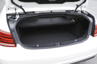 オープン時には、折りたたまれたルーフがトランクルームの上部に収納される。（写真をクリックすると、アームレストスルーの様子が見られます）