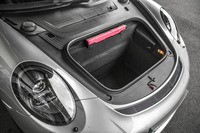 フロントには、容量125リッターのラゲッジスペースが確保される。