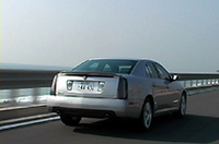 
	エクステリアデザインは、新しいキャデラックのテーマ“アート＆サイエンス”に基づく。一見サイバーだが、縦長のリアコンビネーションランプやフロントグリルの形状などに、キャデラックの伝統的なデザインモチーフが盛り込まれているという。
	 