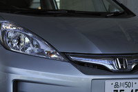 「ハイブリッドRS」のフロントグリルには、LEDのアクセサリーランプが内蔵される。