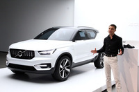 ボルボのコンセプトカー「40.1」とデザイン担当上級副社長のトーマス・インゲンラート氏。