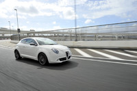 前マクファーソン・ストラット、後トーションビームというサスペンション形式は変わらないが、電子制御式の可変ダンパーを備えることで乗り心地は激変した。路面の不整を感知すると、自動的にダンピング特性を変化させ、最適な乗り心地を提供するという。電制式のダイナミックサスペンションは、3つのモードを選べる「D.N.A」システムとも連携、Dモードを選べばアクセルのレスポンスは鋭く、ハンドリングはシャープに、電動パワステは手応えを増す。