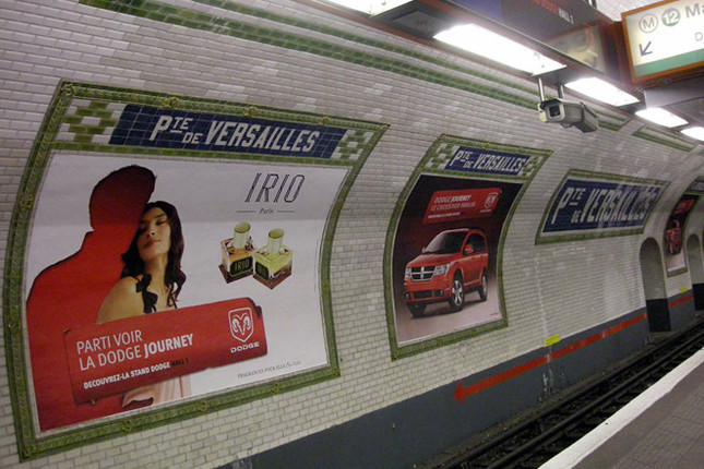 パルク・デゼクスポジシォン駅。ショー期間中、ダッジがホームを占拠！