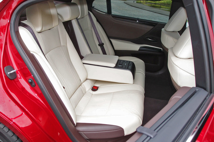 レクサスES300h“バージョンL”（リアシート）