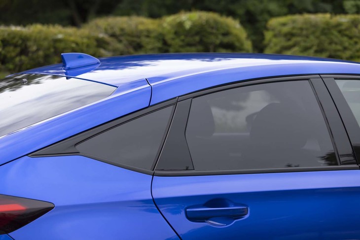 グロスブラックのウィンドウモールも「e：HEV」専用。地味ながらガソリンターボ車とのちがいを主張する。