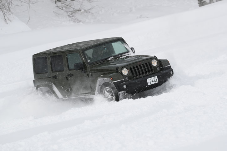 本格オフローダーとして長い歴史を持つ「ラングラー」シリーズは、ジープブランドの中でも随一の悪路走破性を誇る。