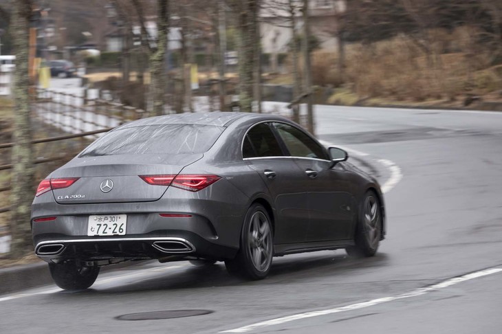 細分化されたブロックには路面からの入力を緩和する役目も持たされている。今回の試乗でもキャビンは静かに保たれていた。