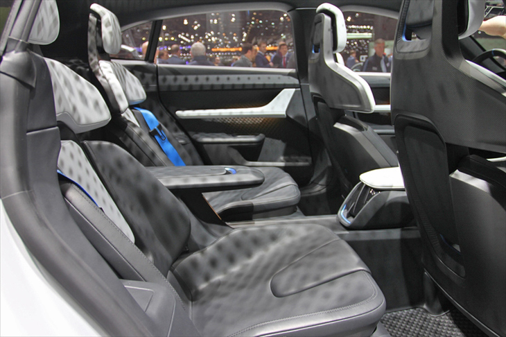 ポルシェ・ミッションEクロスツーリスモ（リアシート）