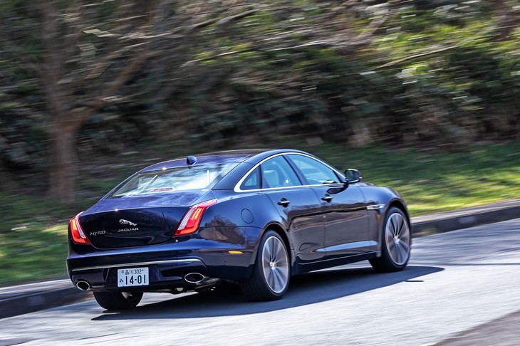 「XJ50」のボディーカラーはテスト車の「ロワールブルー」に加え、「フジホワイト」「サントリーニブラック」「ロッセロレッド」という全4色をラインナップしている。