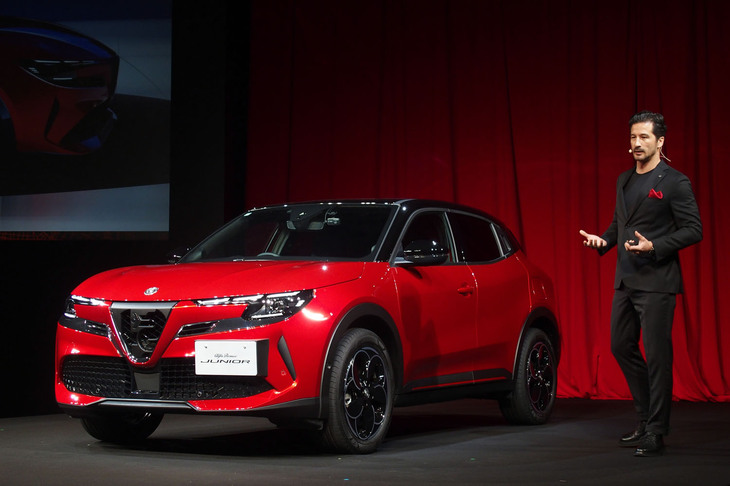 「アルファ・ロメオ・ジュニア」の発表イベントで車両のデザインを紹介したアルファ・ロメオ チーフエクステリアARデザイナーのボブ・ロムケス氏。