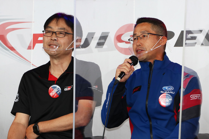 トークショー「いっしょにいいクルマつくろう！」より、スバルの井上氏（右）とTOYOTA GAZOO Racingの末沢氏（左）。
