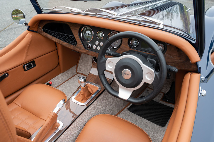 外観同様、従来型の趣を受け継ぐインテリア。ウッドのパネル類はオプションで、標準仕様はボディー同色となる。