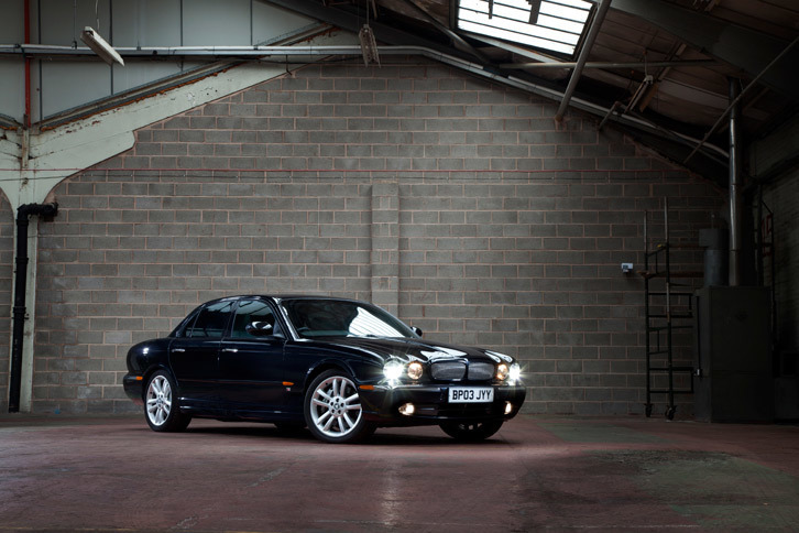 2003年に登場したX350系「ジャガーXJ」。アルミモノコックボディーの採用により、大幅な軽量化とボディー剛性の強化を実現した。