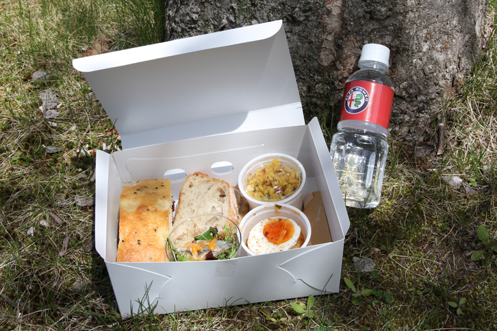 主催者からいただいた、アルファ印のミネラルウオーター付きの、おしゃれでおいしいランチボックス。ごちそうさまでした！