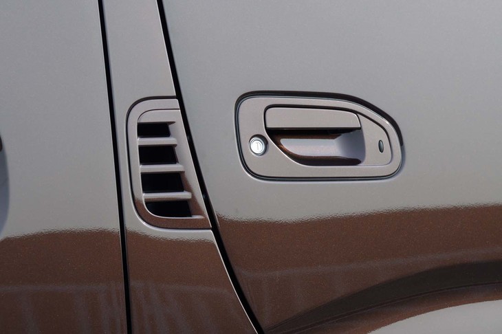 エンジンの吸気口は運転席用ドアのすぐ後ろにある。「ハイエース」よりも水害に強いというメリットはありそうだが、キャビンに近いため吸気音が耳につく。