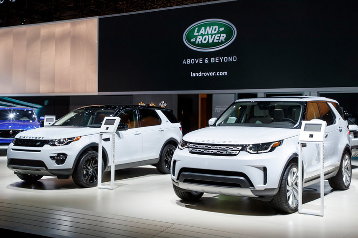 3列シート仕様も用意される「ディスカバリー」（右）と「ディスカバリー スポーツ」（左）。幅広いニーズに応える豊富なバリエーションも、ランドローバーの魅力だ。