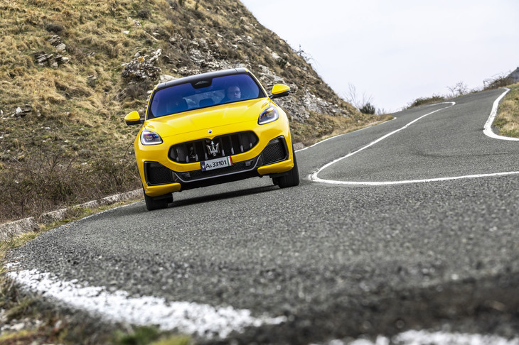 「グレカーレ トロフェオ」には、「オフロード」「コンフォート」「GT」「スポーツ」、そして「コルサ」の5つの走行モードが用意されている。走行モードはステアリングホイールに備わるダイヤルで任意に選択できる。