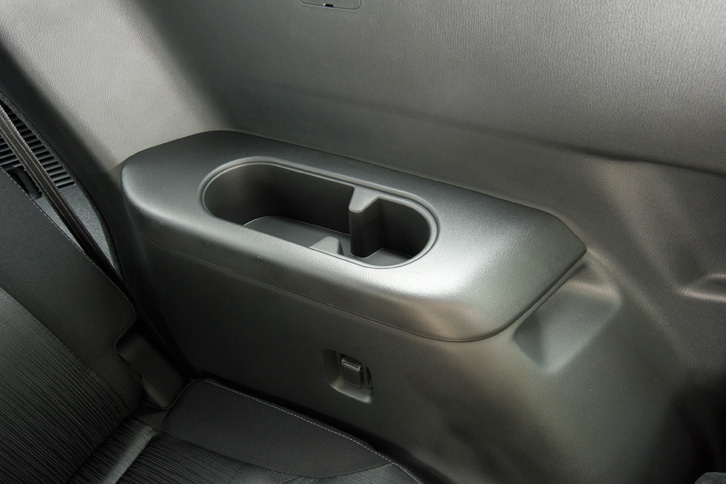 マツダCX-8 XDプロアクティブ（3列目シートのドリンクホルダー）